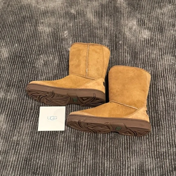 UGG unisex Chestnut Sheepskin Boots - Picture 4 of 10